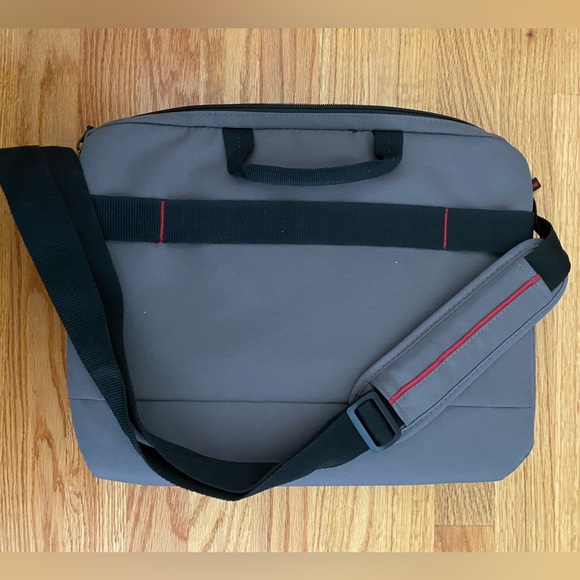 Case Logic 16” lap top bag - Picture 3 of 7